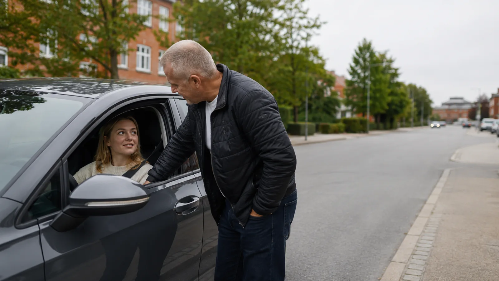 Kørelærer hjælper elev i bil
